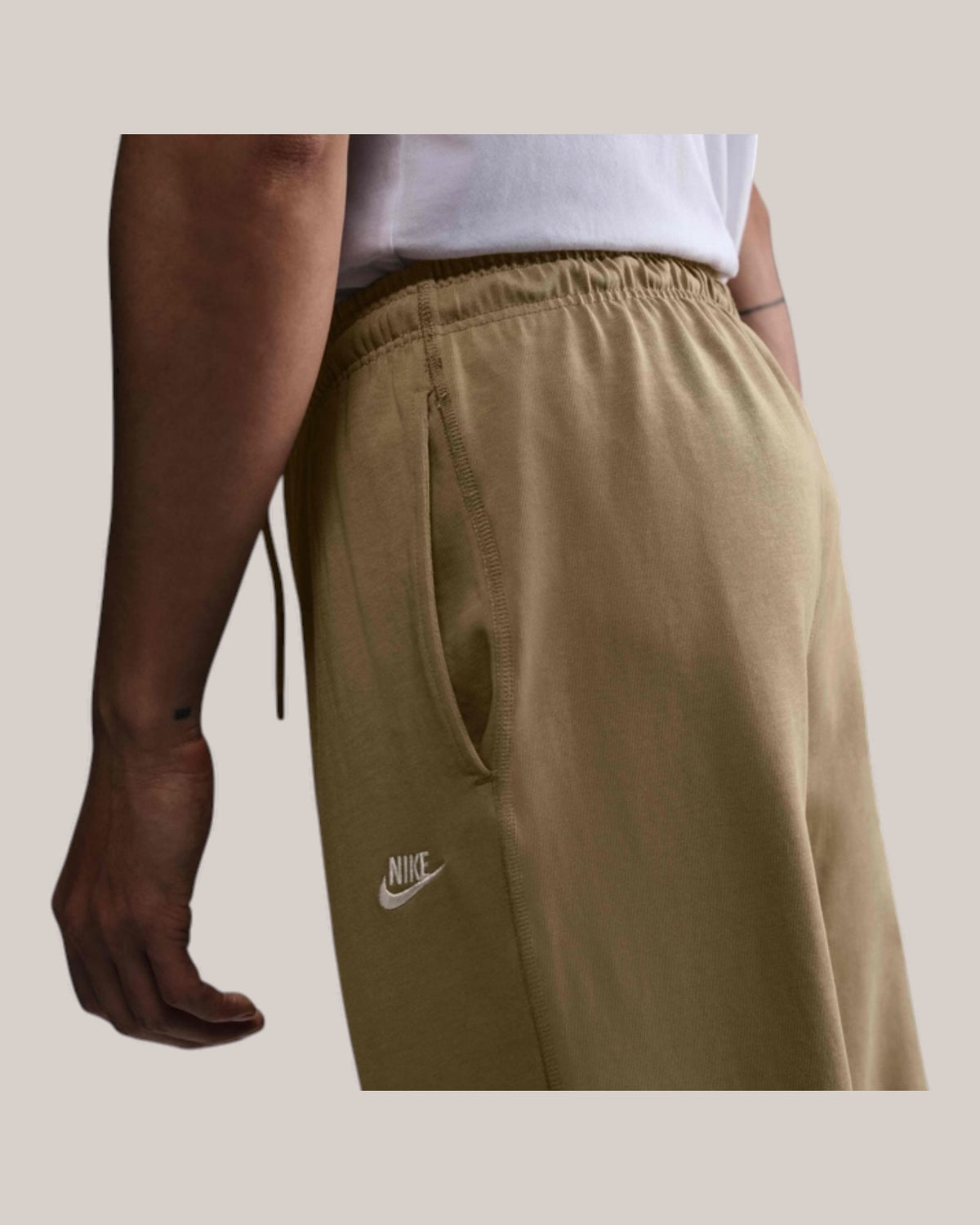 Nike Sportswear Club Herrenhose Parachute Beige/White FQ4332-297